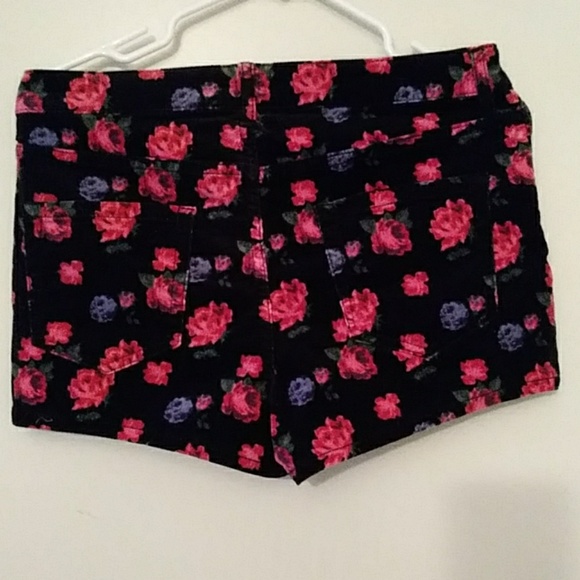 Forever 21 Rosie Shorts - Picture 2 of 3